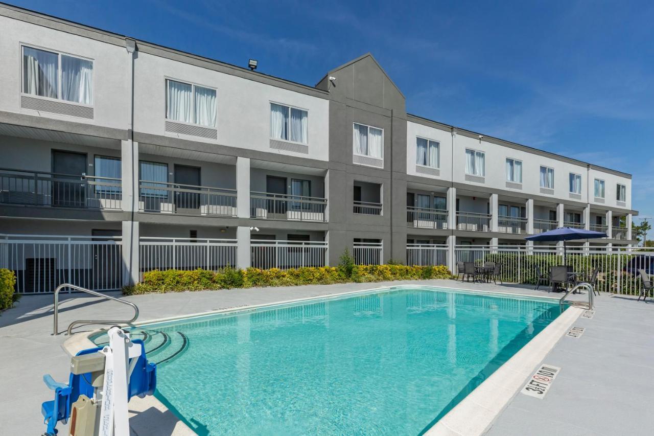 Quality Inn Fayetteville Near Fort Bragg Exterior photo